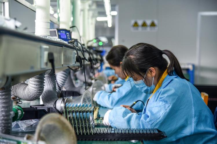 安徽中科光电色选机械工人正在焊接产品电子元件.图/肥西发布